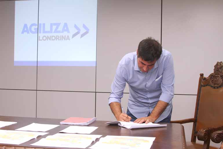Belinati assinou cinco decretos que têm como objetivo agilizar os procedimentos para liberação de alvarás, concessão de loteamentos e emissão de EIVs